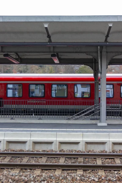 Tren Rojo Estación Sur Alemania Ciudad Noviembre Por Tarde —  Fotos de Stock