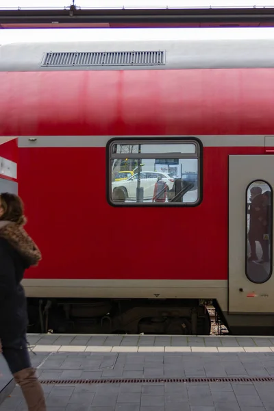 Czerwony Pociąg Stacji Południowej Miasta Niemcy Listopada Południu — Zdjęcie stockowe