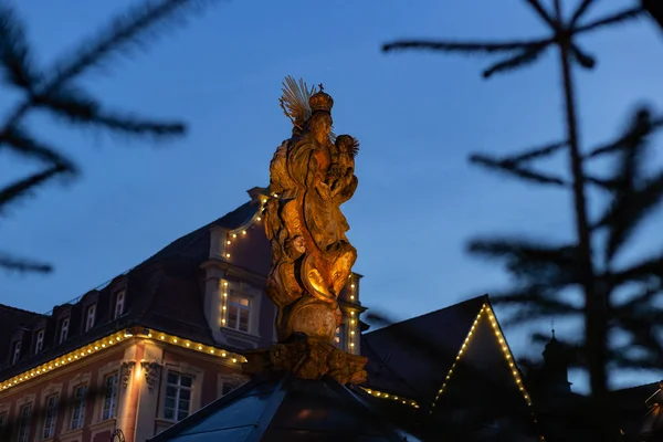 Luces Navidad Estatua Madonna Mercado Advenimiento Diciembre Cielo Hora Azul — Foto de Stock