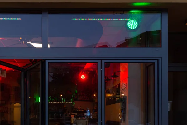 Bistrot Pub Luci Neon Sera Nel Centro Commerciale Della Germania — Foto Stock