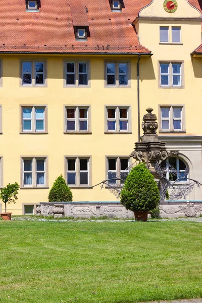 Alter Brunnen Und Pflanzen Historischer Hausfassade Beim Sommersonnenscheintag Stuttgart — Stockfoto