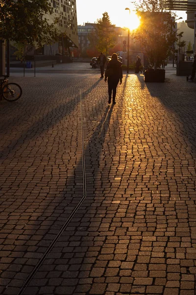 Winkelcentrum Mensen Lopen Bij Zonsondergang Zuid Duitsland — Stockfoto