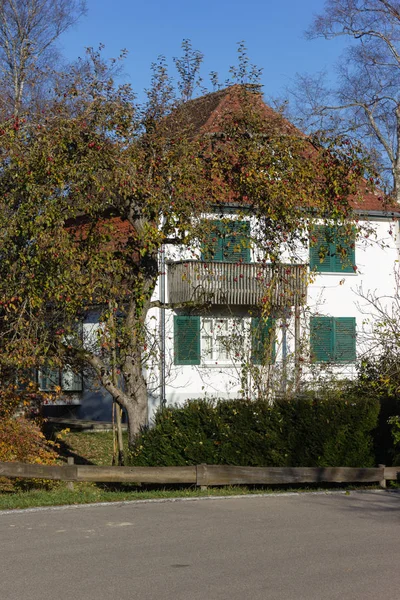 私人住宅大厦在德国在秋天阳光天蓝天之下 — 图库照片