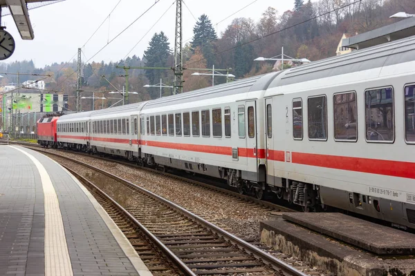 Weißer Hochgeschwindigkeitszug Bahnhof Der Süddeutschen Stadt Novembernachmittag — Stockfoto