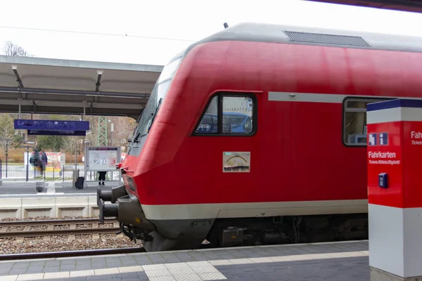 Roter Zug Bahnhof Der Süddeutschen Stadt Novembernachmittag — Stockfoto