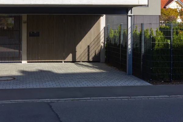 Moderne Garage Und Carport Herbstsonnenscheintag Süddeutschland — Stockfoto