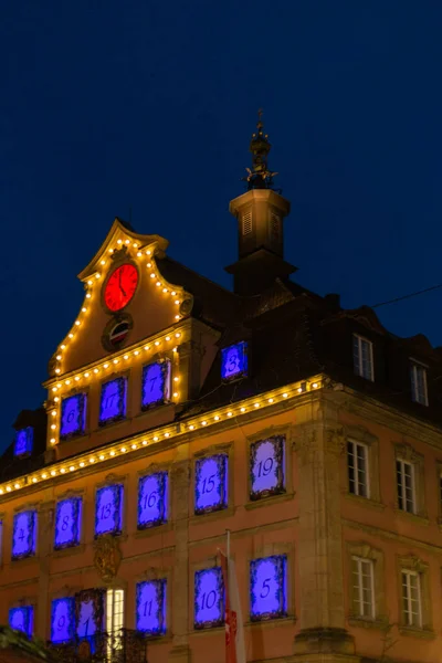 南ドイツのアドベント 月青い時間上空での市場の場所で市庁舎のクリスマス ライト — ストック写真