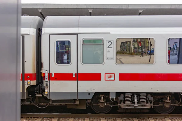 beyaz yüksek hızlı Tren İstasyonu'nda Kasım öğleden sonra Güney Almanya şehirde