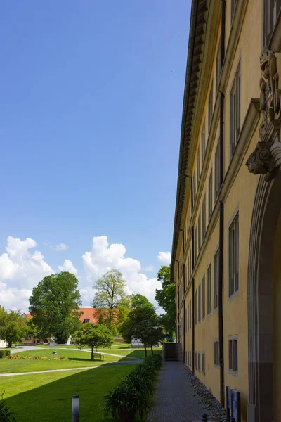 Historische Gebäudefassade Bei Sommerblauem Himmel Und Grünem Gras Und Bäumen — Stockfoto