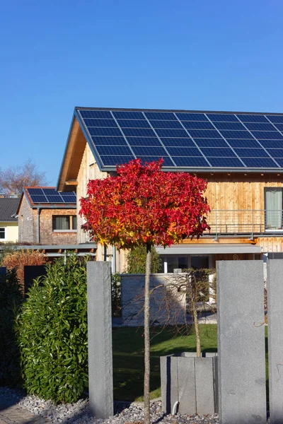 Крыша Зданий Солнечными Панелями Германии Бавария Красочный Осенний Солнечный День — стоковое фото
