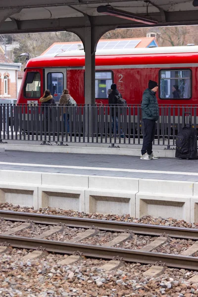 Κόκκινο Τρένο Στο Σταθμό Στη Νότια Πόλη Της Γερμανίας Στο — Φωτογραφία Αρχείου