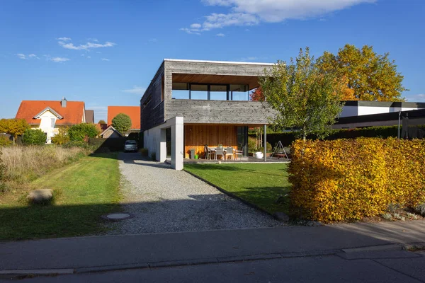 Moderne Garage Und Carport Herbstsonnenscheintag Süddeutschland — Stockfoto