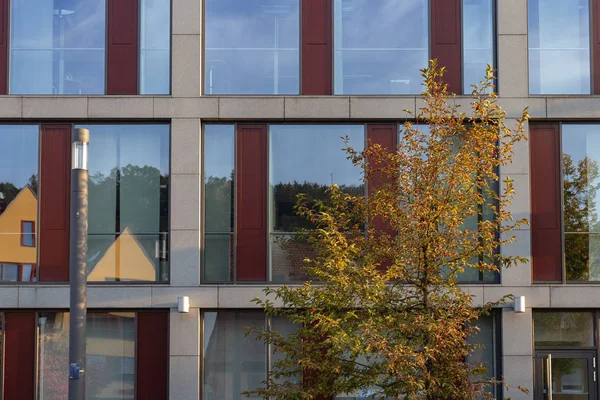 Edificio Oficinas Con Fachada Ventana Vidrio Tarde Otoño Sur Alemania — Foto de Stock