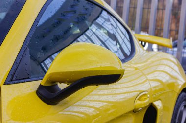 ayrıntı görünümü, ayna ile Alman bir spor araba sarı parlak gövdesi