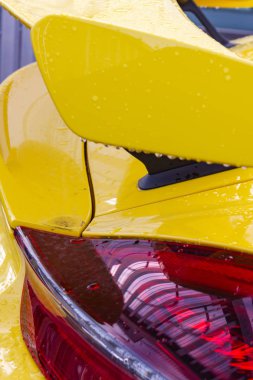 ayrıntı görünümü arka ışık re ile Alman bir spor araba sarı parlak gövdesi