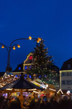 Noel Pazar ahır ışıkları ve renkli lambalar dekorasyon ve hediyeler gibi ayrıntıları