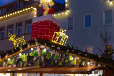 Noel Pazar ahır ışıkları ve renkli lambalar dekorasyon ve hediyeler gibi ayrıntıları