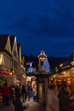 Noel Pazar ahır ışıkları ve renkli lambalar dekorasyon ve hediyeler gibi ayrıntıları