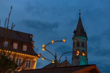 Noel Pazar ahır ışıkları ve renkli lambalar dekorasyon ve hediyeler gibi ayrıntıları