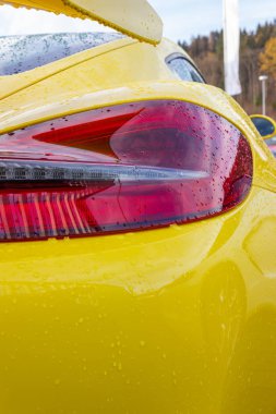 arka ışık spoyler yeniden ayrıntı görünümü ile Alman bir spor araba sarı parlak gövdesi