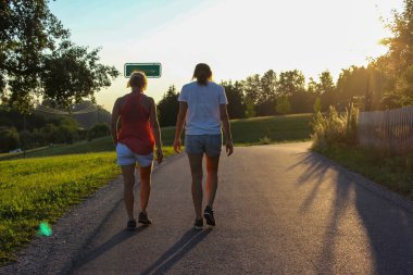 Bavyera Güney Almanya Countryside yaz gün batımı akşam açık egzersiz iki Bayan