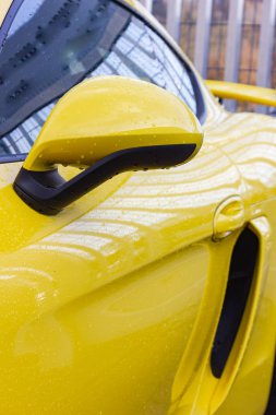ayrıntı görünümü, ayna ile Alman bir spor araba sarı parlak gövdesi
