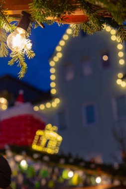 Noel Pazar ahır ışıkları ve renkli lambalar dekorasyon ve hediyeler gibi ayrıntıları