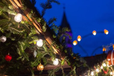 Noel Pazar ahır ışıkları ve renkli lambalar dekorasyon ve hediyeler gibi ayrıntıları