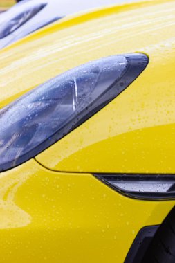 ayrıntı görünümü, açık lamba ile Alman bir spor araba sarı parlak gövdesi