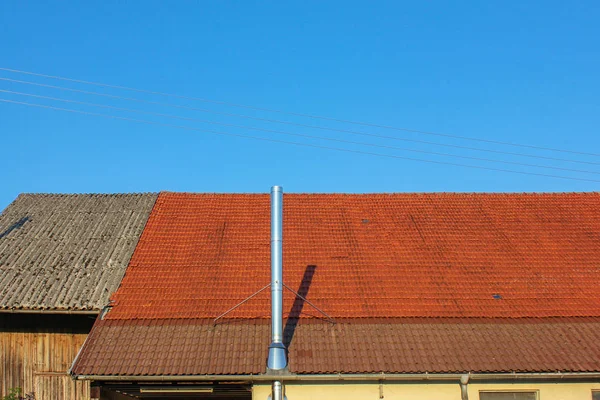 Ferme Bois Avec Cheminée Fer Soir Été Avec Ciel Bleu — Photo