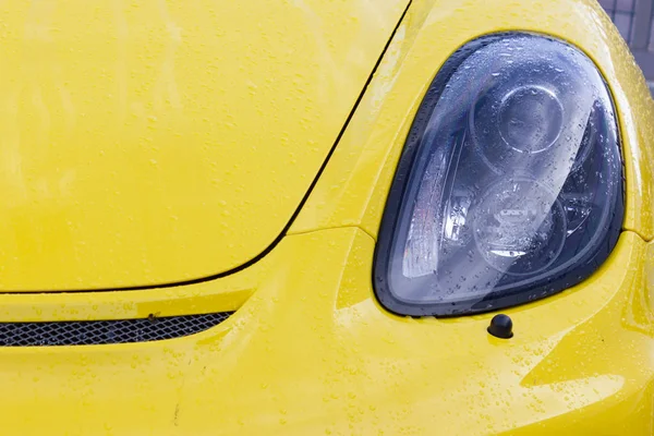 Żółty Błyszczący Ciało Niemiecki Samochód Sportowy Widoku Szczegółów Przednich Lamp — Zdjęcie stockowe