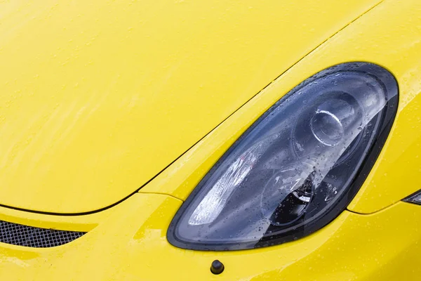 Żółty Błyszczący Ciało Niemiecki Samochód Sportowy Widoku Szczegółów Przednich Lamp — Zdjęcie stockowe