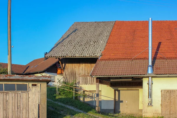 木制农舍与铁烟囱在夏天晚上与蓝色的天空在巴伐利亚南德国 — 图库照片