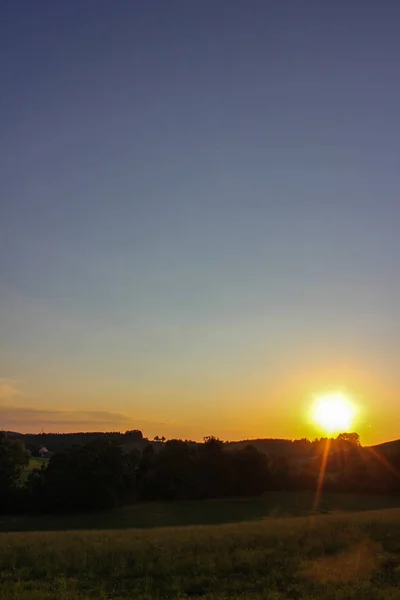 Sonnenuntergang Süddeutschland Allgäuer Abend Mit Bäumen Horizont Und Grüner Wiesenlandschaft — Stockfoto