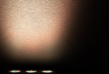 Aralık alışveriş merkezi akşam duvar arka plan üzerinde renkli led ışık