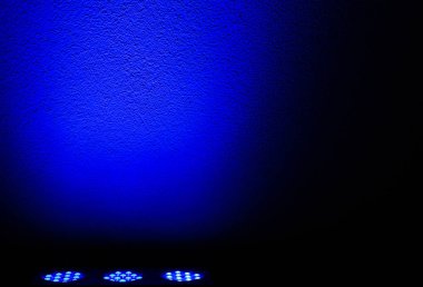 Aralık alışveriş merkezi akşam duvar arka plan üzerinde renkli led ışık