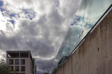 Eylül bulutlu gökyüzü güney Almanya'da, beton köprü