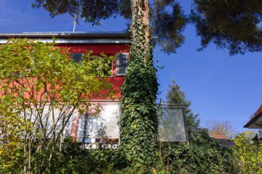 ağaç ve mavi gökyüzü güney Almanya kırsal kesimde olan kırmızı ev