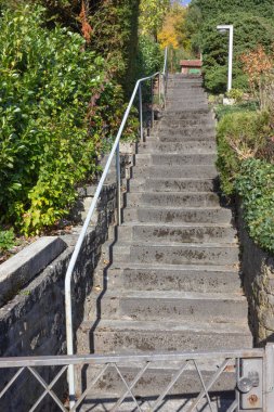 Bahçe merdiven güneşli sonbahar öğleden sonra Güney Almanya'da taş