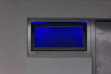 tuvalet metal kapı ve mavi pencere lamba Ekim ayında sonbahar öğleden sonra