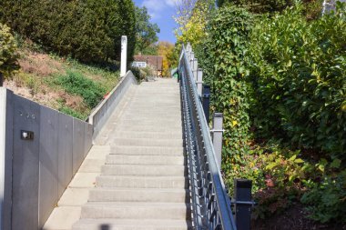 Bahçe merdiven güneşli sonbahar öğleden sonra Güney Almanya'da taş
