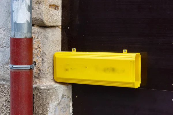 Boîte Aux Lettres Jaune Sur Porte Bois Foncé Allemagne Sud — Photo