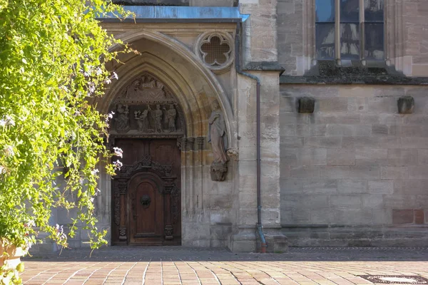 绿色植物之前 历史教堂的门面在秋天南德国下午 — 图库照片