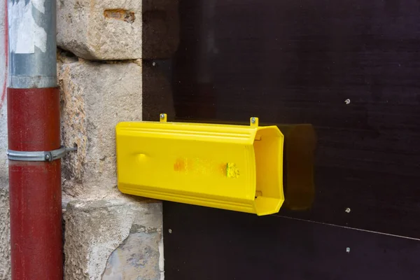 Boîte Aux Lettres Jaune Sur Porte Bois Foncé Allemagne Sud — Photo