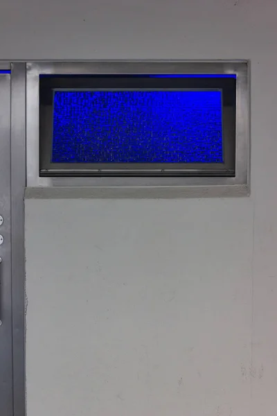 Toalety Metalowych Drzwi Okna Niebieskie Lampy Październiku Upadku — Zdjęcie stockowe