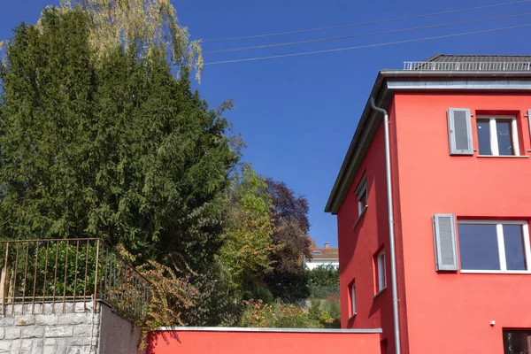 Maison Rouge Avec Arbre Ciel Bleu Dans Campagne Allemande Sud — Photo