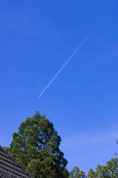 Jet Com Contrails Céu Azul Sul Alemanha Campo — Fotografia de Stock