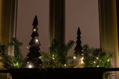 Cephe ve windows ile led ışık ve yeşil dallar ve küçük gümüş Noel ağacı Noel dekorasyon