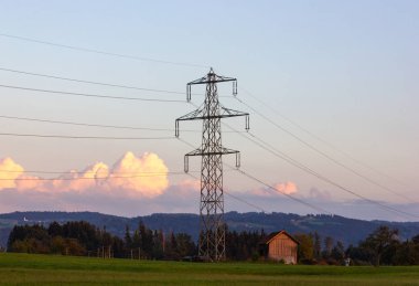 Elektrik direğinden akşam mavi gökyüzü bulutlu Bavyera kırsalında