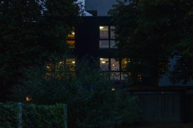 lambalar ve Güney Almanya ışıkları ile gece karanlığında pencere cephe bina Bavyera alan sonbahar akşam